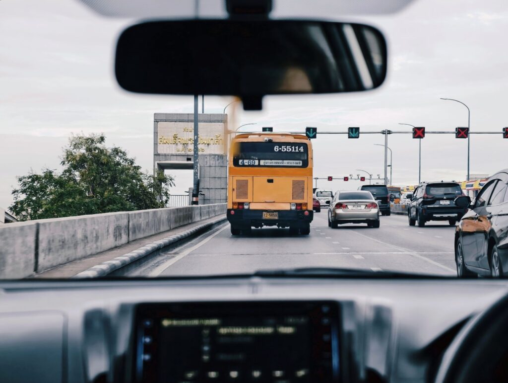 Autonomiczne autobusy w transporcie publicznym: testy, awarie i wnioski