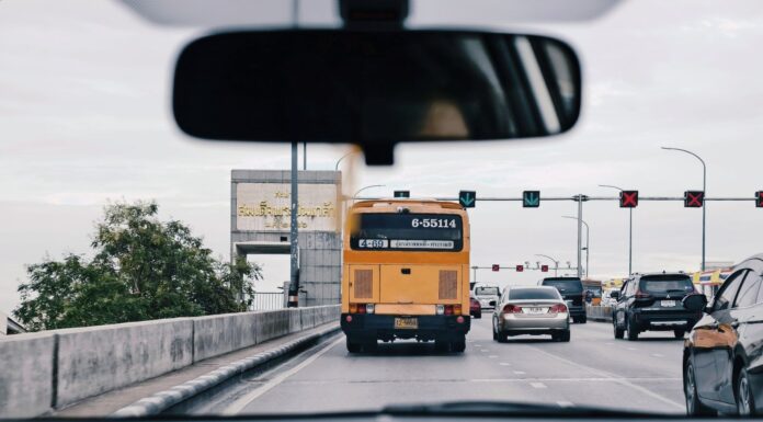 Autonomiczne autobusy w transporcie publicznym: testy, awarie i wnioski Ruch uliczny w Bangkoku widziany z auta, autobusy i samochody na jezdni