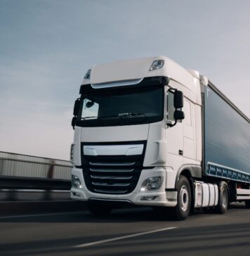Dlaczego awaria TIR-a na A4 pod Kątami Wrocławskimi jest groźniejsza niż na innych odcinkach? Postępowanie podczas awarii ciężarówki na autostradzie bez pasa awaryjnego