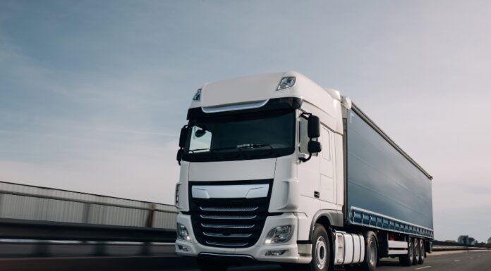 Dlaczego awaria TIR-a na A4 pod Kątami Wrocławskimi jest groźniejsza niż na innych odcinkach? Postępowanie podczas awarii ciężarówki na autostradzie bez pasa awaryjnego