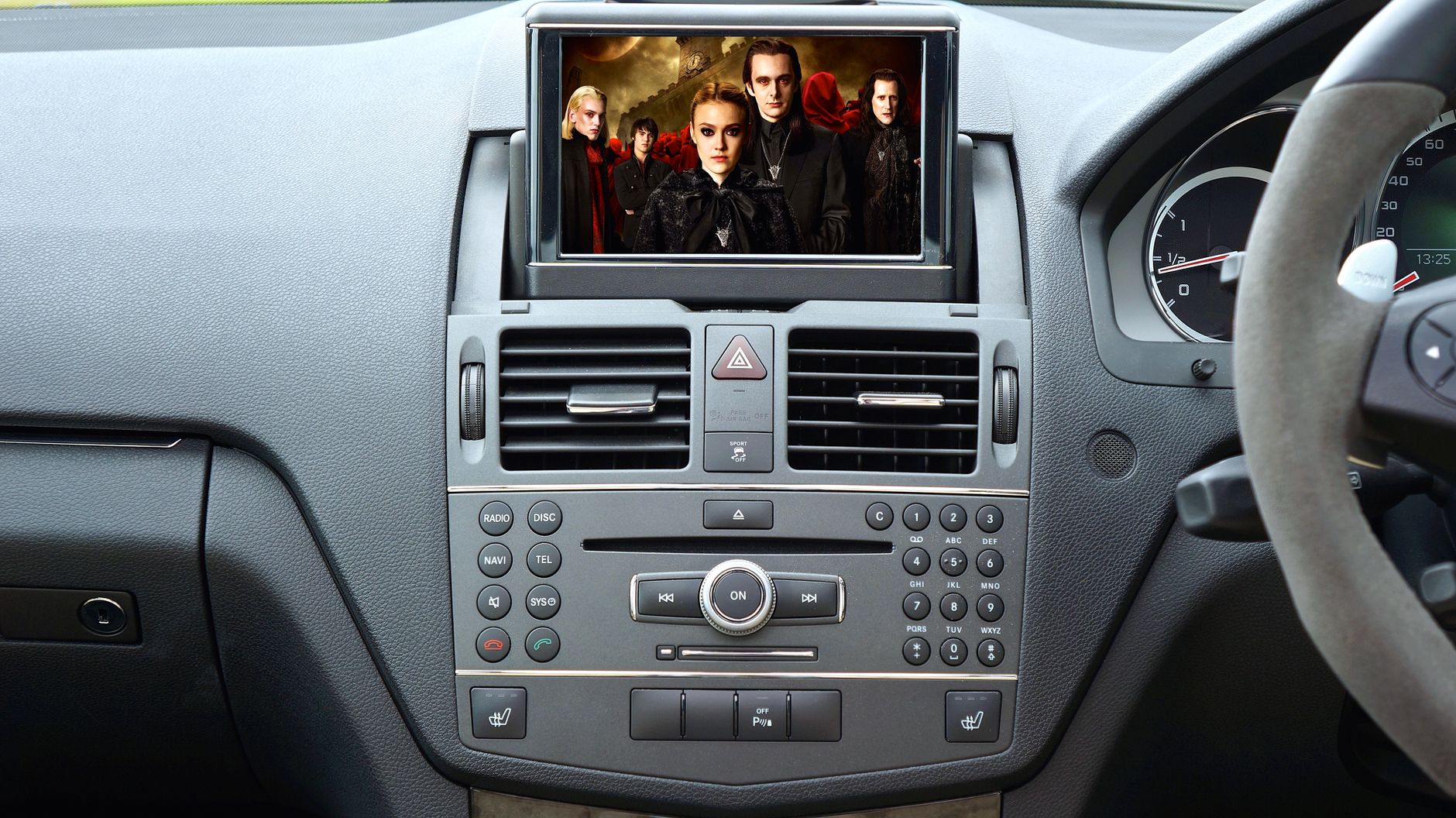 Luksusowe wnętrze auta z ekranem infotainment wyświetlającym film