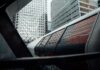 7 przełomowych technologii, które już dziś zmieniają przyszłość transportu Nowoczesna panorama Canary Wharf z futurystyczną architekturą i odbiciami