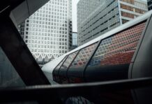 7 przełomowych technologii, które już dziś zmieniają przyszłość transportu Nowoczesna panorama Canary Wharf z futurystyczną architekturą i odbiciami