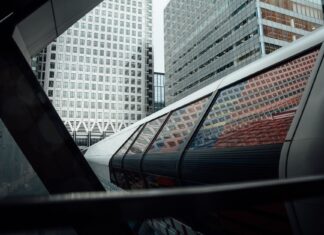 7 przełomowych technologii, które już dziś zmieniają przyszłość transportu Nowoczesna panorama Canary Wharf z futurystyczną architekturą i odbiciami
