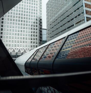 7 przełomowych technologii, które już dziś zmieniają przyszłość transportu Nowoczesna panorama Canary Wharf z futurystyczną architekturą i odbiciami