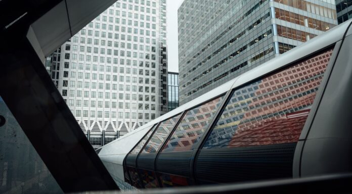 7 przełomowych technologii, które już dziś zmieniają przyszłość transportu Nowoczesna panorama Canary Wharf z futurystyczną architekturą i odbiciami