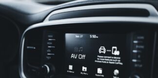 Jak połączyć domowe smart urządzenia z samochodem, by stworzyć ekosystem kierowcy przyszłości Zbliżenie ekranu nowoczesnej deski rozdzielczej auta z ustawieniami tech