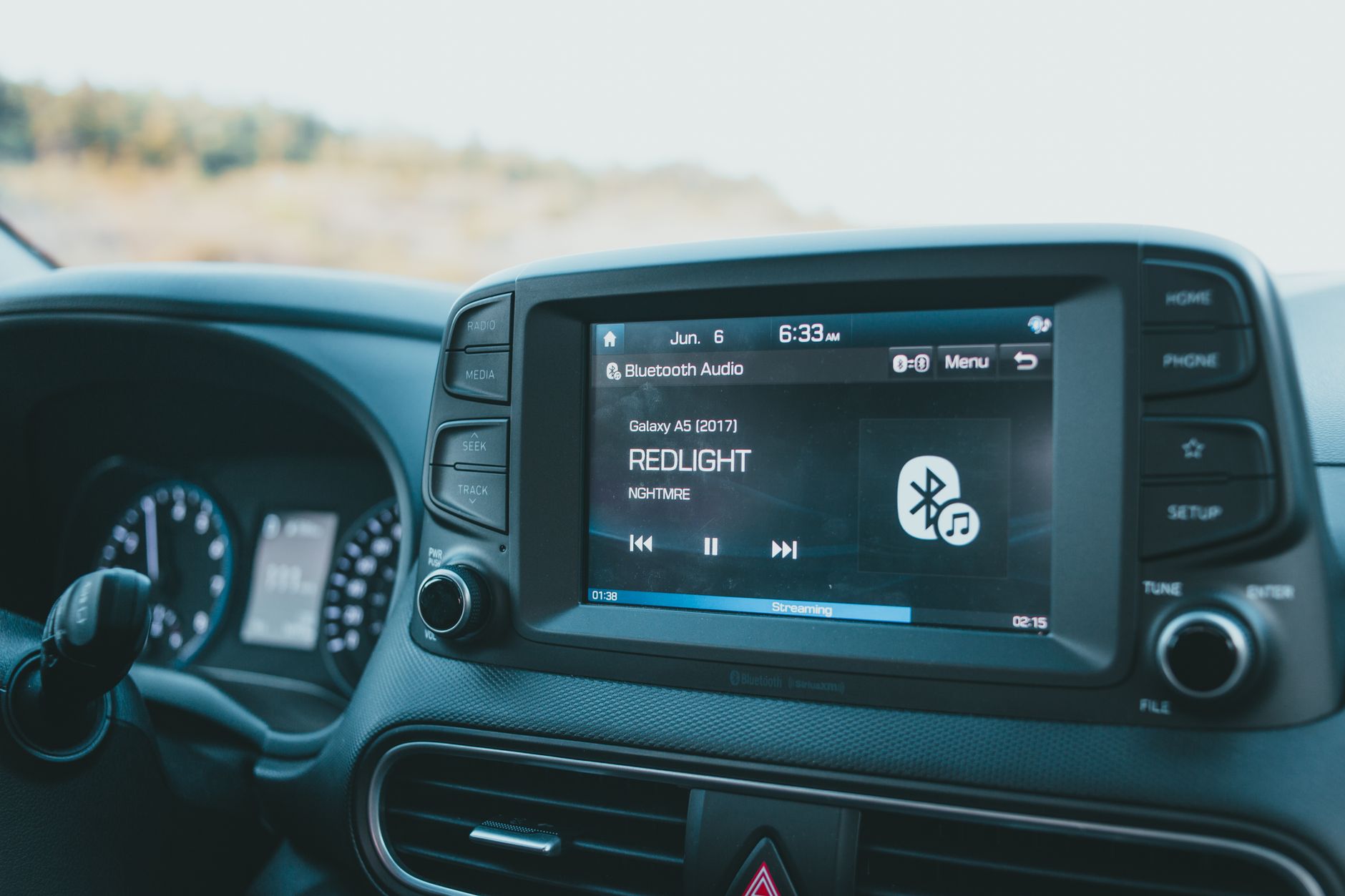 Zbliżenie na deskę rozdzielczą auta z ekranem systemu audio Bluetooth