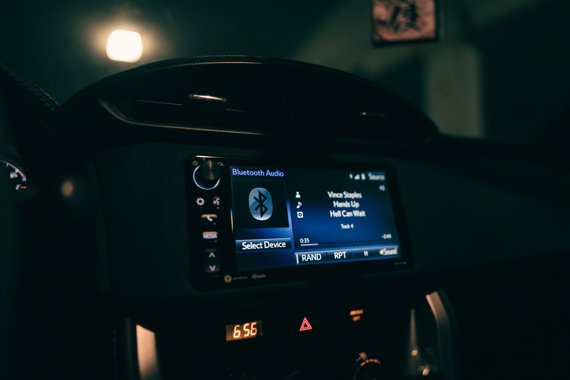 Zbliżenie na nocną deskę rozdzielczą auta z systemem Bluetooth