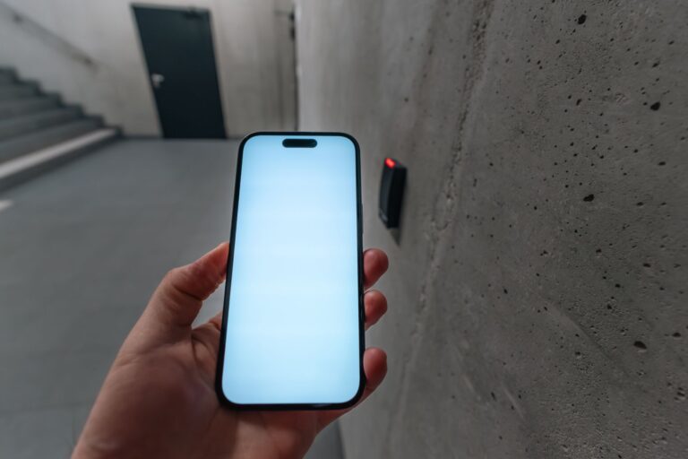 Cyfrowy kluczyk w smartfonie (UWB i NFC) – jak działa, czy jest bezpieczny i jak go skonfigurować?