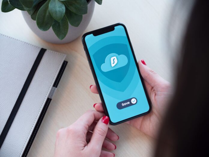 Cyfrowy kluczyk w smartfonie (UWB i NFC) – jak działa, czy jest bezpieczny i jak go skonfigurować?
