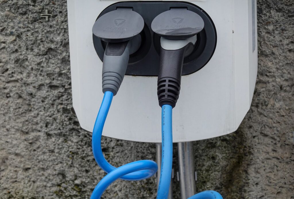 Dwa przewody podłączone do stacji ładowania samochodów elektrycznych