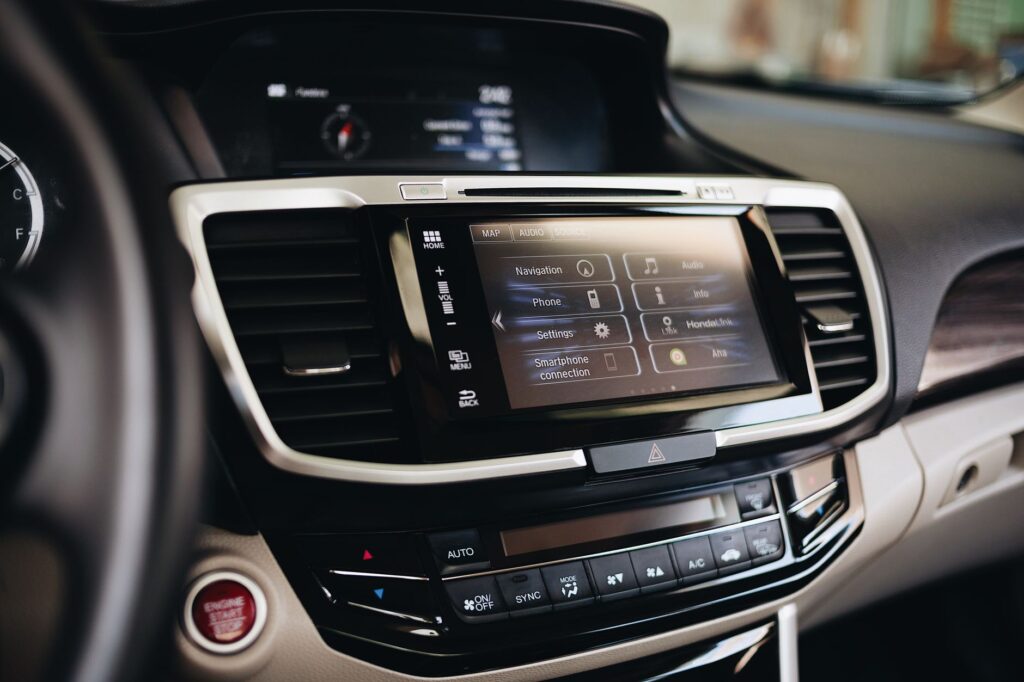Android Automotive z Google vs systemy autorskie marek: co działa szybciej i stabilniej?